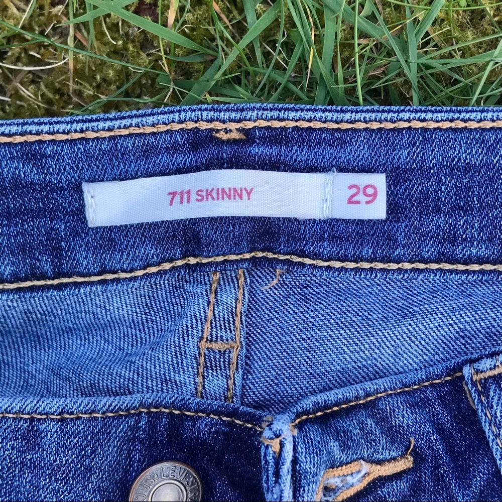 711 Levi’s blue skinny jeans!